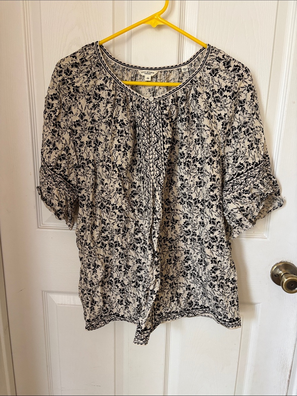 Max Studio Black & White Floral Peasant Blouse